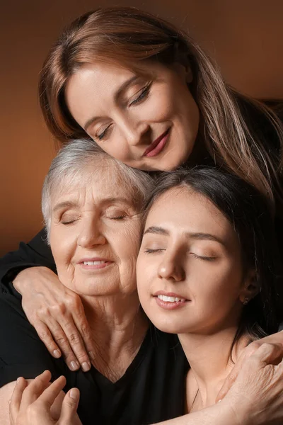 Porträtt Mogen Kvinna Med Sin Vuxna Dotter Och Mor Mörk — Stockfoto