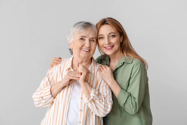 Retrato Hija Adulta Madre Sobre Fondo Gris —  Fotos de Stock