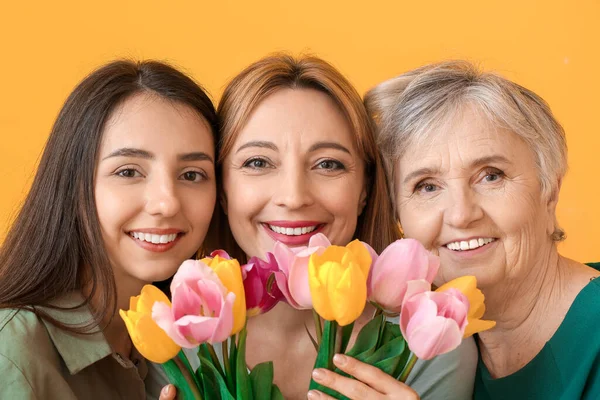 Donna Matura Con Figlia Adulta Madre Bei Fiori Sfondo Colore — Foto Stock