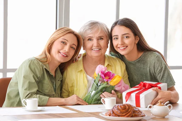 Mature Woman Her Adult Daughter Mother Gift Home — Stock Photo, Image