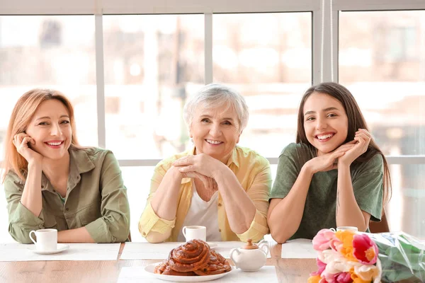 Mature Woman Her Adult Daughter Mother Spending Time Together Home — Stock Photo, Image