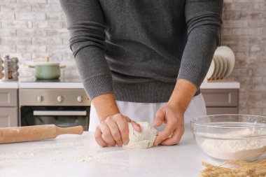 Adam mutfakta hamur yoğurma, çekim