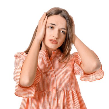 Beyaz arka plan üzerinde üzgün genç kadın