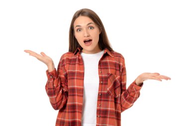 Beyaz arka planda sorunlu genç bir kadın