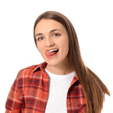 Beyaz arka planda oyuncu bir genç kadın.