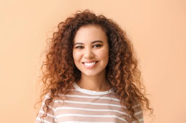 Renkli arka planda sağlıklı dişleri olan mutlu kadın.