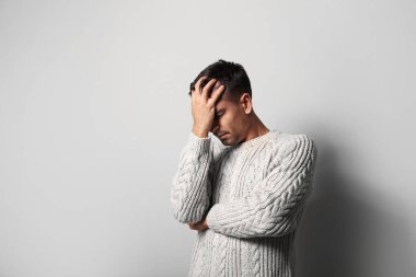 Depresyondaki genç adam hafif arka planda