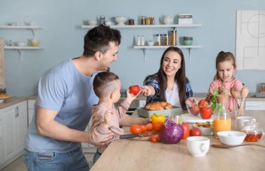 Genç aile birlikte mutfakta yemek