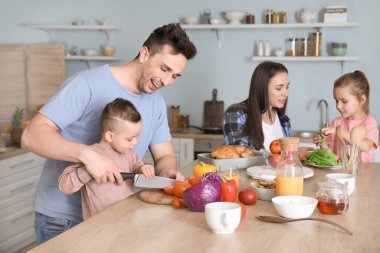 Genç aile birlikte mutfakta yemek