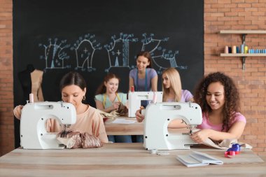 Atölyedeki terzi kursunda genç kadınlar