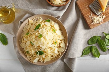 Masada lezzetli makarna ve peynir tabağı.