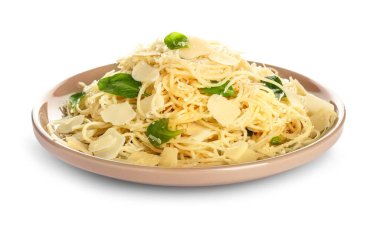 Beyaz arka planda lezzetli makarna ve peynirli tabak.