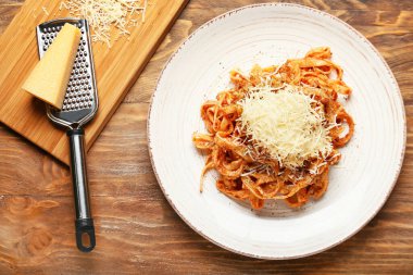 Tahta masada lezzetli makarna ve peynirli tabak.