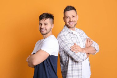 Renkli arkaplanda mutlu arkadaşların portresi