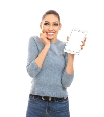 Beyaz arka planda tablet bilgisayarı olan mutlu genç bir kadın.