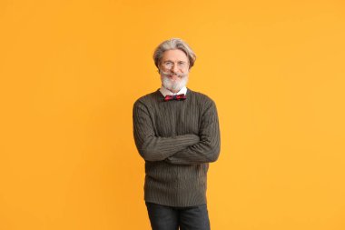 Renkli arka planda mutlu yaşlı adam