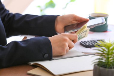 Ofiste çalışan banka müdürü, yakın plan.