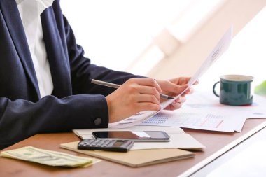 Ofiste çalışan banka müdürü, yakın plan.