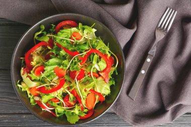 Koyu masada lezzetli salata ile kase