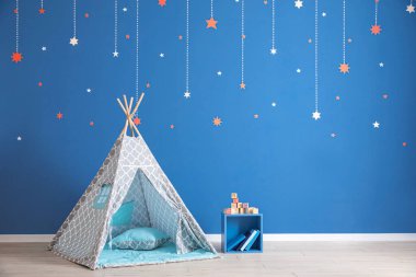 Çocuk odasının içinde çadır oyna.