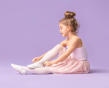 Renkli arka planda şirin bir balerin.