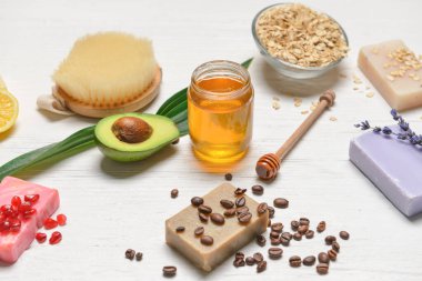 Beyaz ahşap arka planda spa öğeleri ve bal