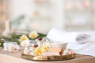 Salondaki masadaki spa öğeleri