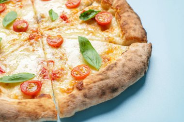 Renkli arka planda lezzetli pizza Margherita, yakın plan.