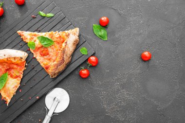 Gri arka planda Margherita pizzası.