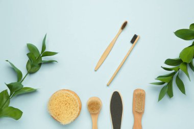 Arka planda banyo malzemeleri olan diş fırçaları