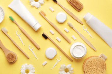 Arka planda banyo malzemeleri olan diş fırçaları