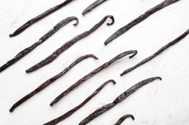 Işık arka plan üzerinde aromatik vanilya çubukları