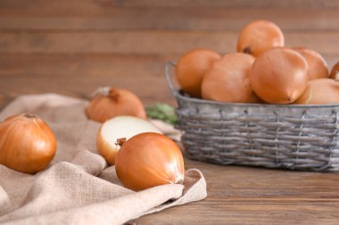 Tahta masada taze çiğ soğan.