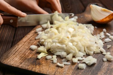 Masada taze çiğ soğan doğrayan kadın, yakın plan.