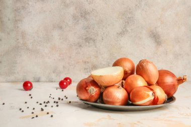 Tabakta taze çiğ soğan var.