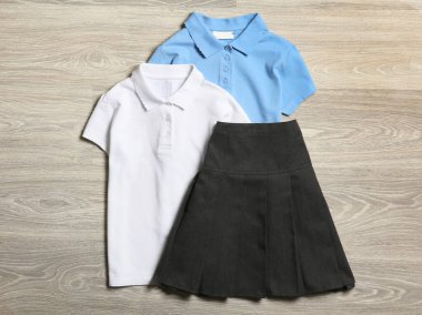 Ahşap arka planda şık okul üniforması