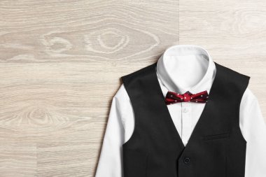 Ahşap arka planda şık okul üniforması