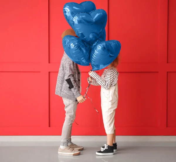 Niedlichen Kleinen Kindern Mit Luftballons Auf Farbigem Hintergrund Valentinstag Feier — Stockfoto