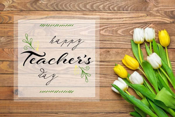 Krásné Tulipány Květiny Text Šťastný Teacher Den Dřevěném Pozadí — Stock fotografie