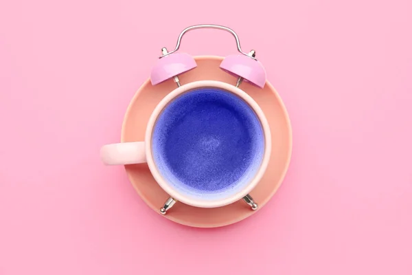Креативный Будильник Чашкой Напитка Цветном Фоне — стоковое фото