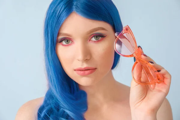 Hermosa Mujer Joven Con Cabello Azul Sobre Fondo Color —  Fotos de Stock