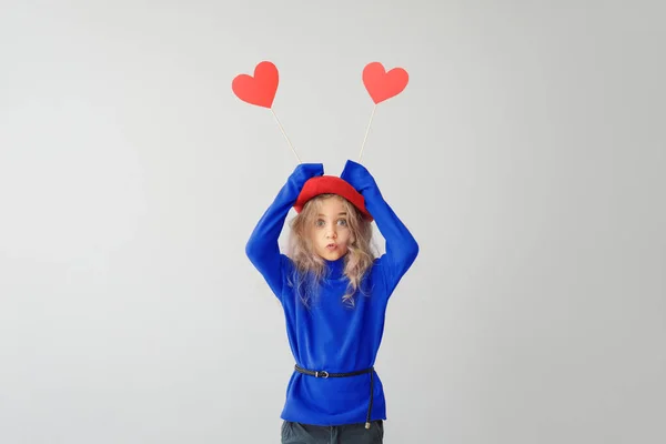 Linda Niña Con Corazones Sobre Fondo Gris Celebración San Valentín —  Fotos de Stock