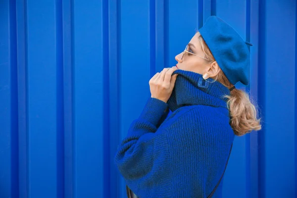 Retrato Mujer Joven Moda Sobre Fondo Azul —  Fotos de Stock