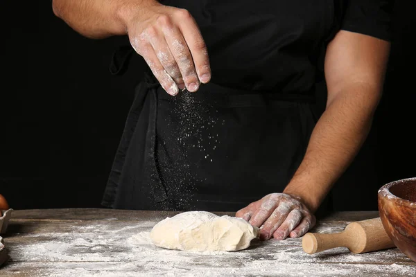 Homme Saupoudrer Pâte Avec Farine Dans Cuisine — Photo