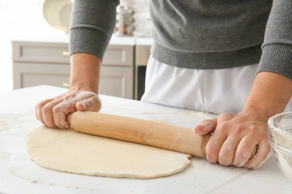 Hombre Desplegando Masa Cocina Primer Plano —  Fotos de Stock