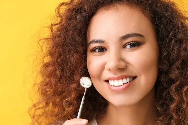 Mujer Joven Con Espejo Dentista Sobre Fondo Color — Foto de Stock