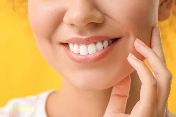 Счастливая Женщина Здоровыми Зубами Цветном Фоне Крупным Планом — стоковое фото