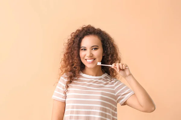 Mujer Joven Con Cepillo Dientes Sobre Fondo Color — Foto de Stock