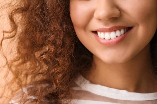 Счастливая Женщина Здоровыми Зубами Цветном Фоне Крупным Планом — стоковое фото