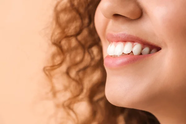Ευτυχισμένη Γυναίκα Υγιή Δόντια Στο Φόντο Χρώμα Closeup — Φωτογραφία Αρχείου